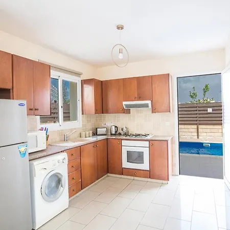 Picture This Enjoying Your Holiday In A Luxury 5 Star In For Less Than A 1311 * Paralimni